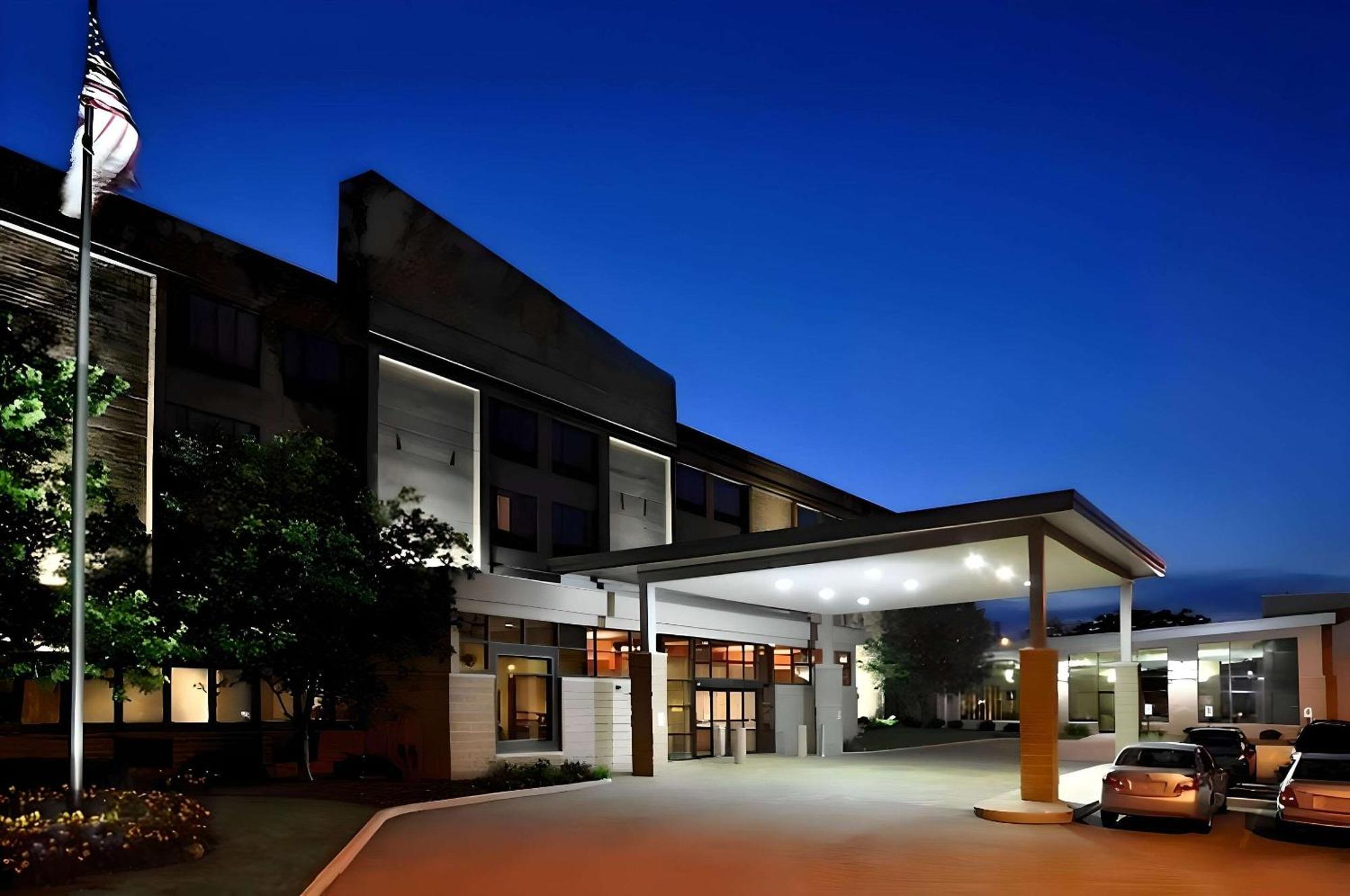Comfort Suites Milwaukee West Ngoại thất bức ảnh