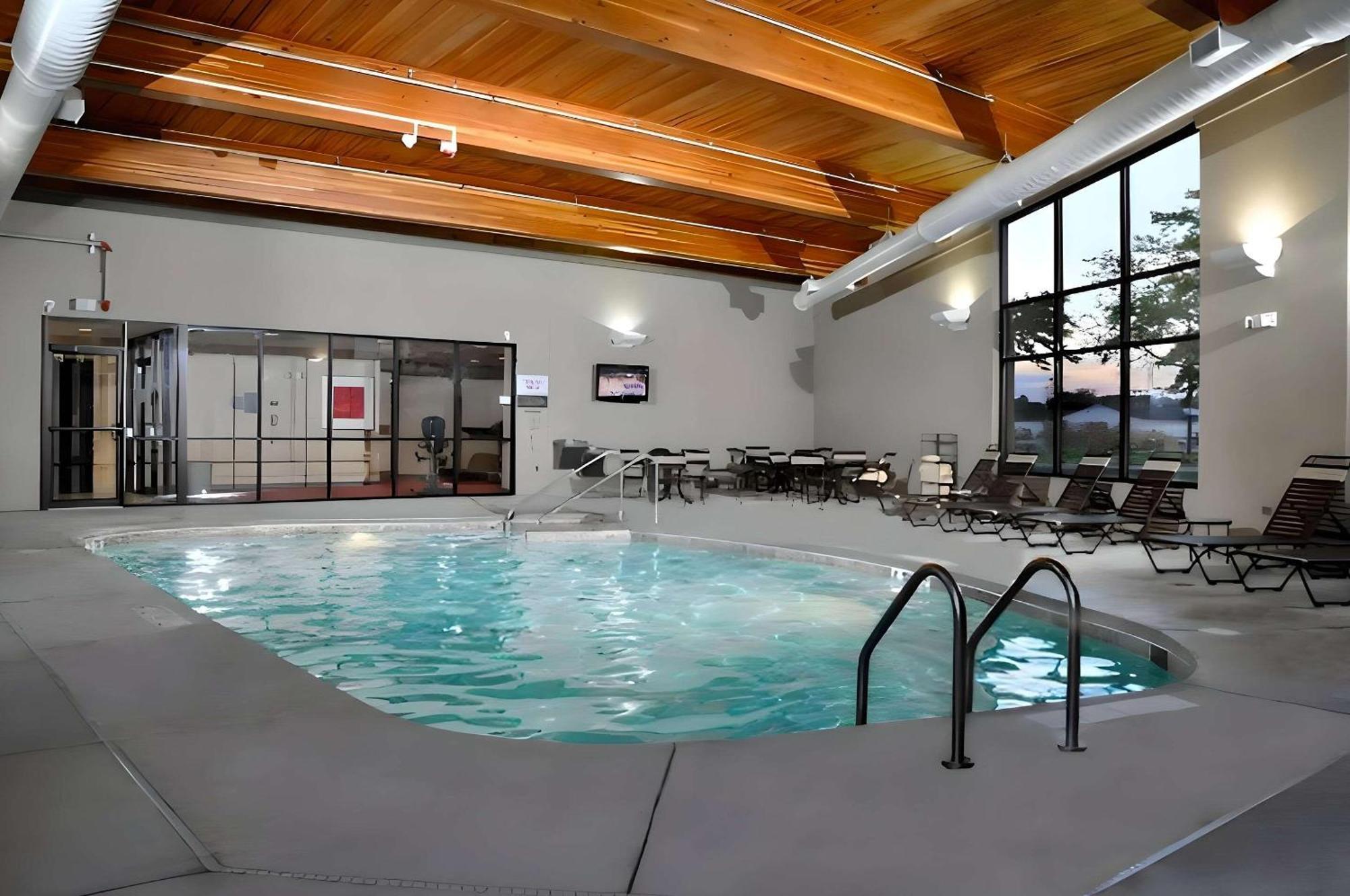 Comfort Suites Milwaukee West Ngoại thất bức ảnh