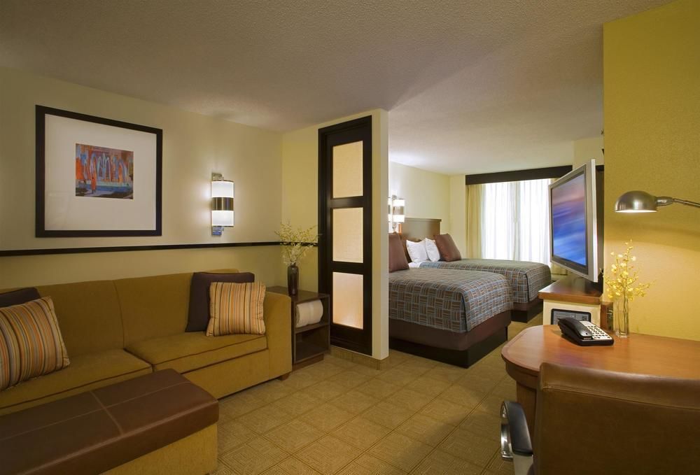 Comfort Suites Milwaukee West Ngoại thất bức ảnh